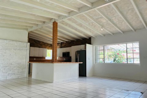 House in Miami, Florida 3 bedrooms, 164.62 sq.m. № 2070639 - photo 3