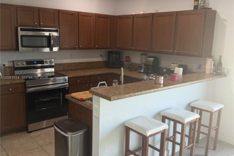 Touwnhouse à vendre à Hialeah, Floride: 3 chambres, 146.23 m2 № 2388036 - photo 8