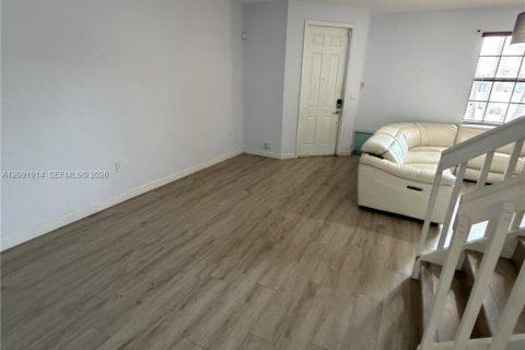 Touwnhouse à vendre à Hialeah, Floride: 3 chambres, 146.23 m2 № 2388036 - photo 4