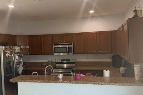 Touwnhouse à vendre à Hialeah, Floride: 3 chambres, 146.23 m2 № 2388036 - photo 11