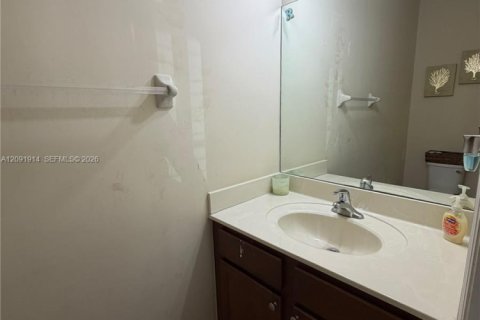 Touwnhouse à vendre à Hialeah, Floride: 3 chambres, 146.23 m2 № 2388036 - photo 12