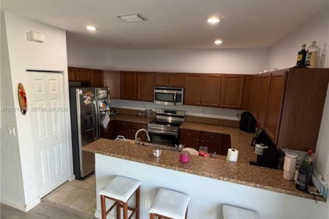 Touwnhouse à vendre à Hialeah, Floride: 3 chambres, 146.23 m2 № 2388036 - photo 10