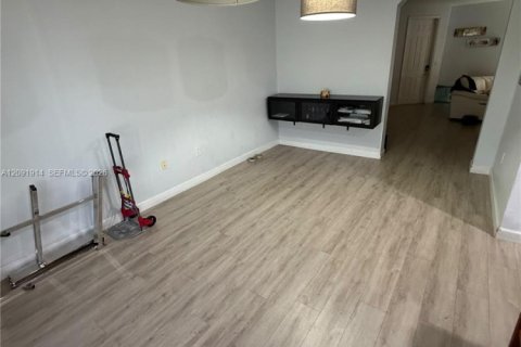 Touwnhouse à vendre à Hialeah, Floride: 3 chambres, 146.23 m2 № 2388036 - photo 3