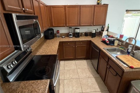 Touwnhouse à vendre à Hialeah, Floride: 3 chambres, 146.23 m2 № 2388036 - photo 7