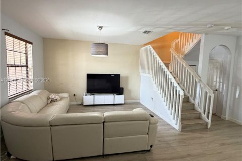 Touwnhouse à vendre à Hialeah, Floride: 3 chambres, 146.23 m2 № 2388036 - photo 2