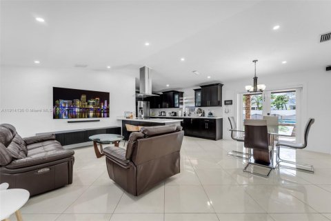 House in Homestead, Florida 4 bedrooms, 123.93 sq.m. № 1971193 - photo 4