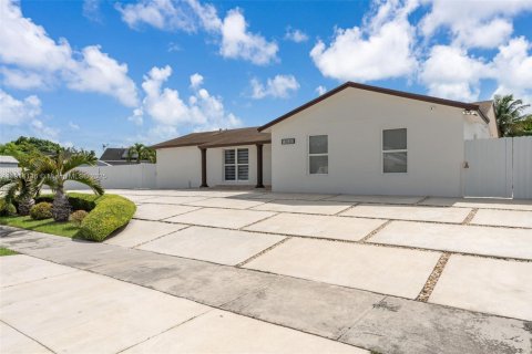 House in Homestead, Florida 4 bedrooms, 123.93 sq.m. № 1971193 - photo 2