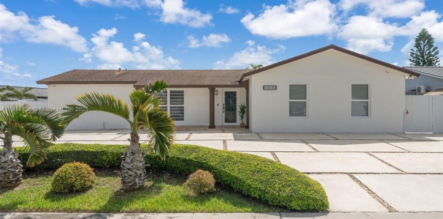 House in Homestead, Florida 4 bedrooms, 123.93 sq.m. № 1971193