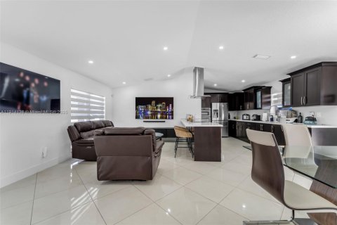 House in Homestead, Florida 4 bedrooms, 123.93 sq.m. № 1971193 - photo 10