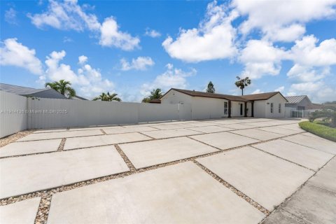 House in Homestead, Florida 4 bedrooms, 123.93 sq.m. № 1971193 - photo 3