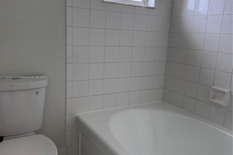 Touwnhouse à louer à Pembroke Pines, Floride: 3 chambres, 111.85 m2 № 1950479 - photo 9