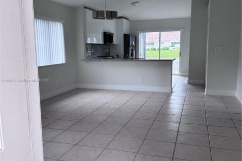 Touwnhouse à louer à Pembroke Pines, Floride: 3 chambres, 111.85 m2 № 1950479 - photo 4