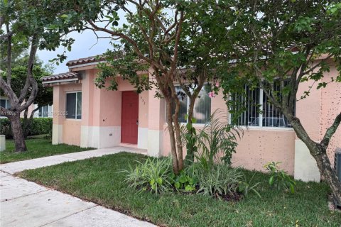 Touwnhouse à louer à Pembroke Pines, Floride: 3 chambres, 111.85 m2 № 1950479 - photo 1