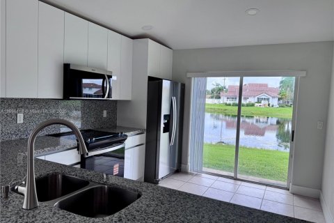 Touwnhouse à louer à Pembroke Pines, Floride: 3 chambres, 111.85 m2 № 1950479 - photo 7