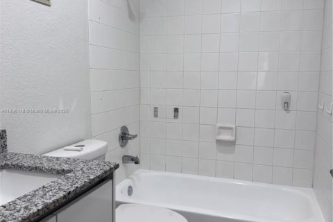 Touwnhouse à louer à Pembroke Pines, Floride: 3 chambres, 111.85 m2 № 1950479 - photo 11