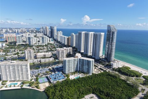 Купить кондоминиум в Санни-Айлс-Бич, Флорида 2 спальни, 126.07м2, № 1970266 - фото 1