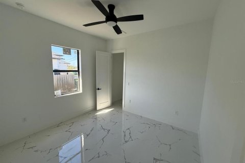 House in Cape Coral, Florida 4 bedrooms, 161.19 sq.m. № 1512209 - photo 25