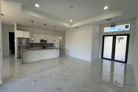 House in Cape Coral, Florida 4 bedrooms, 161.19 sq.m. № 1512209 - photo 21