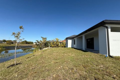 House in Cape Coral, Florida 4 bedrooms, 161.19 sq.m. № 1512209 - photo 7