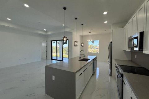 House in Cape Coral, Florida 4 bedrooms, 161.19 sq.m. № 1512209 - photo 22