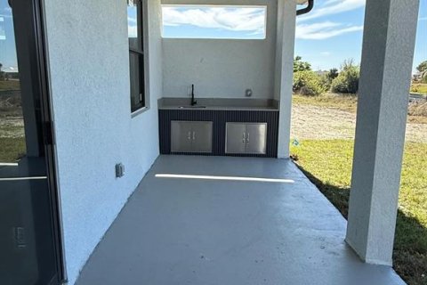 House in Cape Coral, Florida 4 bedrooms, 161.19 sq.m. № 1512209 - photo 3