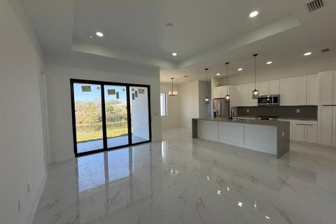 House in Cape Coral, Florida 4 bedrooms, 161.19 sq.m. № 1512209 - photo 19