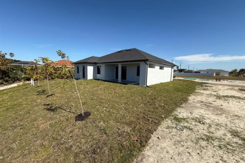 House in Cape Coral, Florida 4 bedrooms, 161.19 sq.m. № 1512209 - photo 14