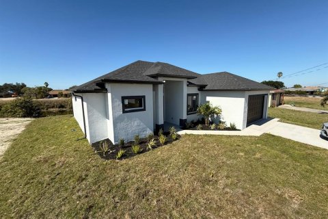 House in Cape Coral, Florida 4 bedrooms, 161.19 sq.m. № 1512209 - photo 9