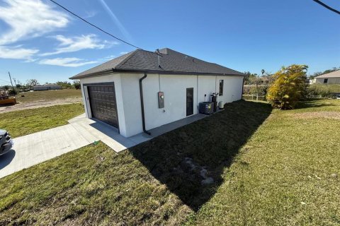 House in Cape Coral, Florida 4 bedrooms, 161.19 sq.m. № 1512209 - photo 12