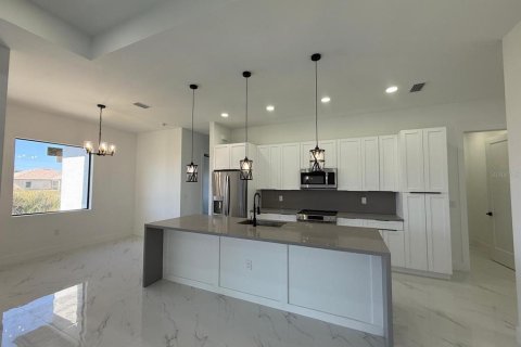 House in Cape Coral, Florida 4 bedrooms, 161.19 sq.m. № 1512209 - photo 18