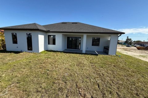 House in Cape Coral, Florida 4 bedrooms, 161.19 sq.m. № 1512209 - photo 10