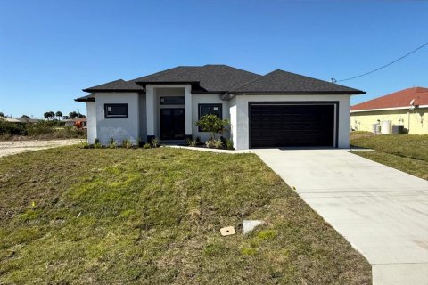 House in Cape Coral, Florida 4 bedrooms, 161.19 sq.m. № 1512209 - photo 1