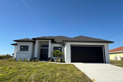 House in Cape Coral, Florida 4 bedrooms, 161.19 sq.m. № 1512209 - photo 15