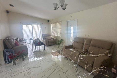 Casa en venta en Miami, Florida, 3 dormitorios, 127.93 m2 № 2029921 - foto 4