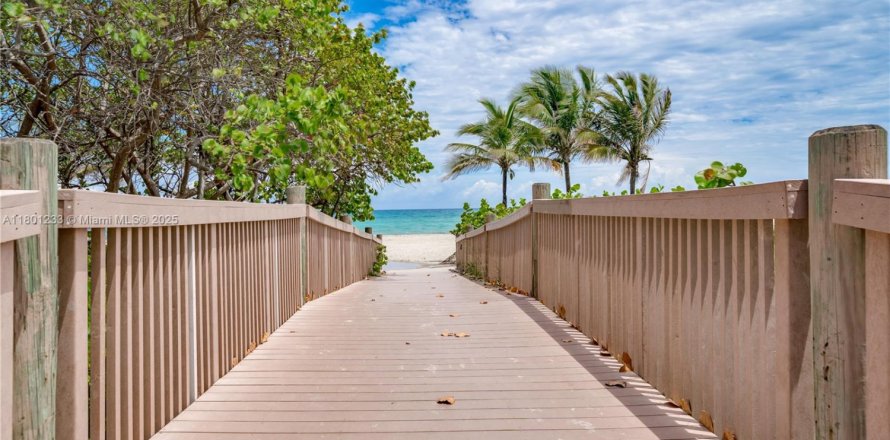 Condo à Hollywood, Floride, 2 chambres  № 2048016