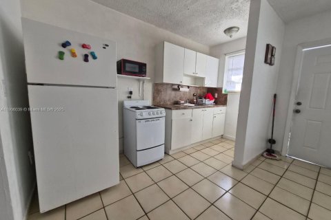 Commercial property in Miami, Florida 181.62 sq.m. № 1975088 - photo 4