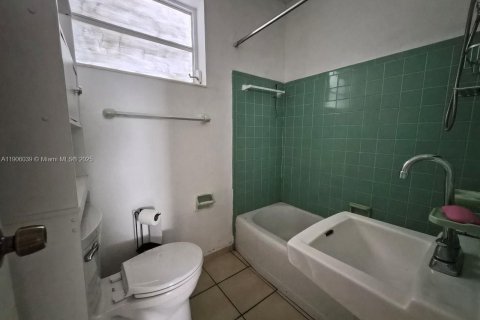 Commercial property in Miami, Florida 181.62 sq.m. № 1975088 - photo 6