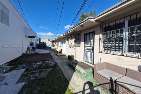 Commercial property in Miami, Florida 181.62 sq.m. № 1975088 - photo 2