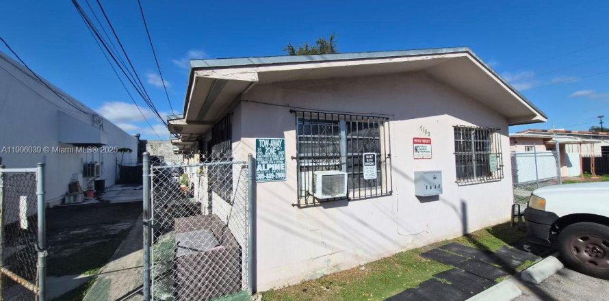 Commercial property in Miami, Florida 181.62 sq.m. № 1975088