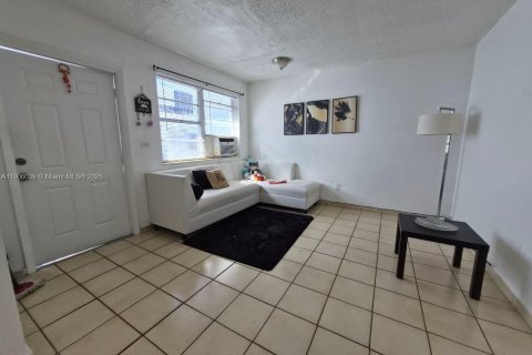 Commercial property in Miami, Florida 181.62 sq.m. № 1975088 - photo 3