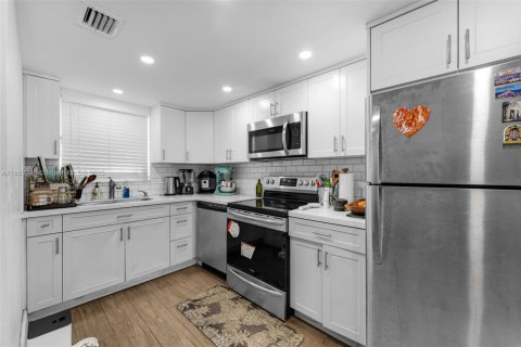 Condo in Miami, Florida, 1 bedroom  № 1858546 - photo 7
