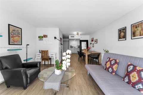 Condo in Miami, Florida, 1 bedroom  № 1858546 - photo 1