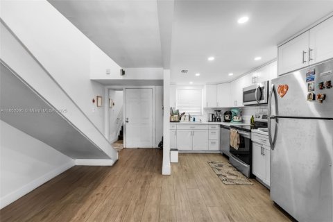 Condo in Miami, Florida, 1 bedroom  № 1858546 - photo 4
