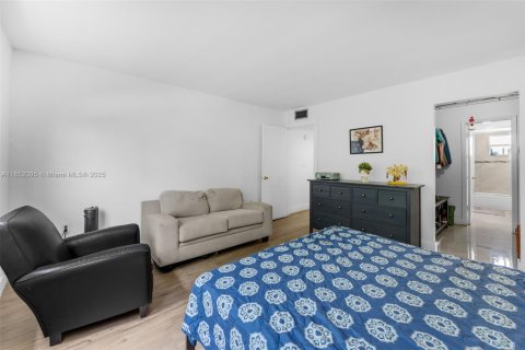 Condo in Miami, Florida, 1 bedroom  № 1858546 - photo 11