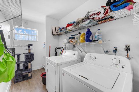 Condo in Miami, Florida, 1 bedroom  № 1858546 - photo 14