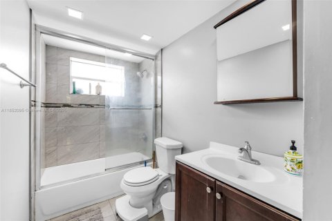 Condo in Miami, Florida, 1 bedroom  № 1858546 - photo 13
