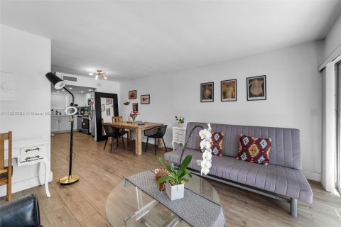 Condo in Miami, Florida, 1 bedroom  № 1858546 - photo 2