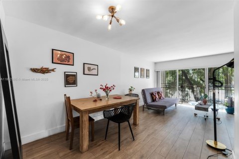 Condo in Miami, Florida, 1 bedroom  № 1858546 - photo 3