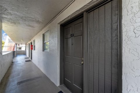 Condo in Miami, Florida, 1 bedroom  № 1858546 - photo 16