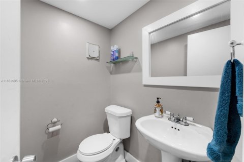 Condo in Miami, Florida, 1 bedroom  № 1858546 - photo 15